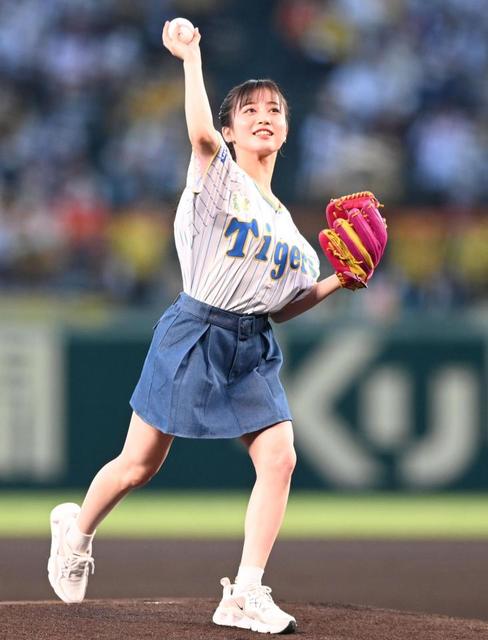 虎党のＮＭＢ４８川上千尋が甲子園で始球式「勝利の女神になれたら」