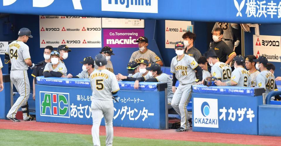 　９回、代打・原口（左）が捕邪飛に倒れ試合終了。ベンチに座る矢野監督（中央奥）＝撮影・佐々木彰尚