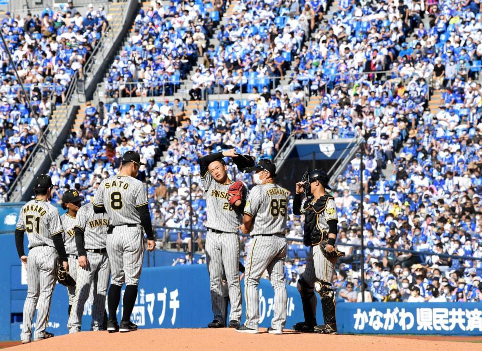 　３回、楠本に２点適時二塁打を許した森木（右から３人目）は苦しげな表情を浮かべる（撮影・田中太一）