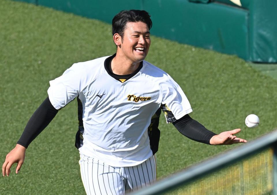 　１軍に合流し、はつらつと練習をする岡留（撮影・田中太一）