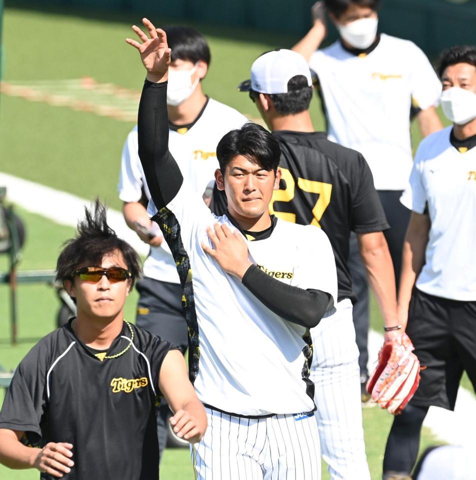 　１軍に合流し、ウオーミングアップをする岡留（撮影・田中太一）