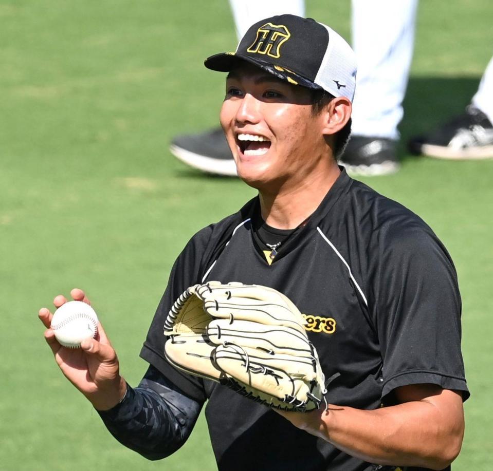 　笑顔でキャッチボールをする西純（撮影・田中太一）