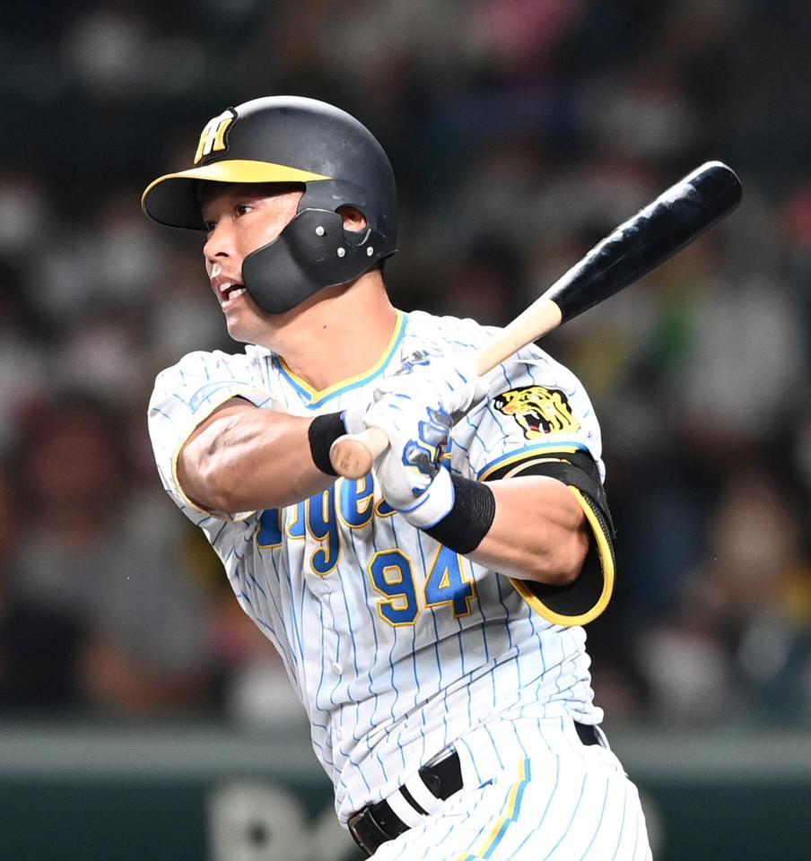 　４回、先制タイムリーを放つ原口（撮影・飯室逸平）