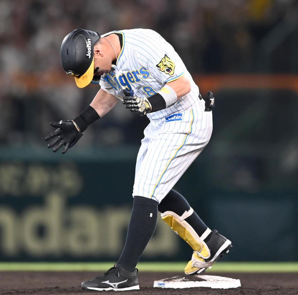 　６回、２点タイムリー二塁打を放ち、二塁上で何度も手を叩く佐藤輝（撮影・飯室逸平）