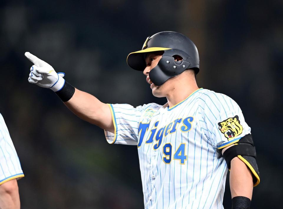 　４回、原口は左前に先制適時打を放ち、ベンチにポーズを送る（撮影・山口登）