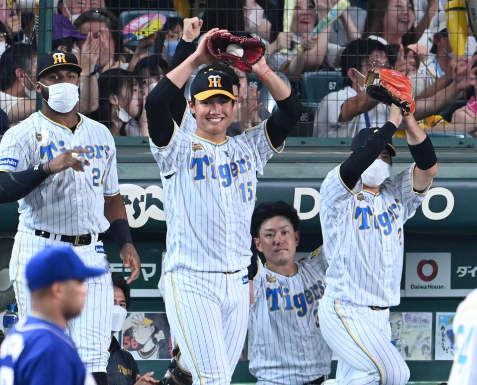 　４回、原口の先制適時打で喜ぶ西純（中央）＝撮影・田中太一