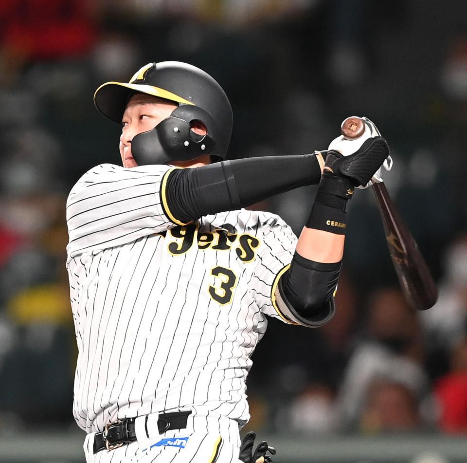 　１回、同点タイムリーを放つ阪神・大山（撮影・飯室逸平）