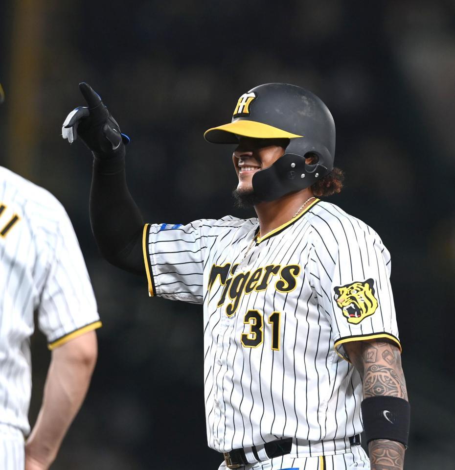 ６回、代打の阪神・マルテは勝ち越し２点適時打を放ち一塁ベース上で笑顔を見せる＝甲子園（撮影・山口登）