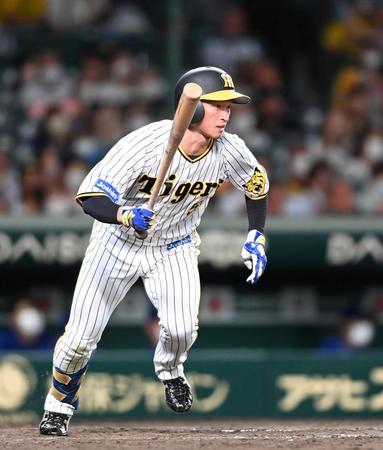 　５回、右前打を放つ近本（撮影・山口登）