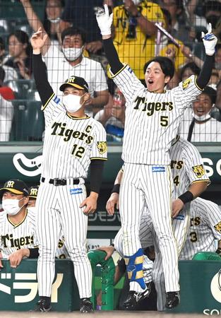 　６回、マルテの勝ち越し適時打に歓喜する近本（右）と坂本（撮影・飯室逸平）