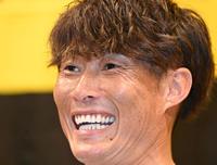 　引退会見でジョークを飛ばし笑顔を見せる糸井（撮影・田中太一）