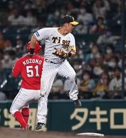 　４回、中野の送球が大きく逸れ、原口は捕球出来ず。広島に先制を許す（撮影・飯室逸平）