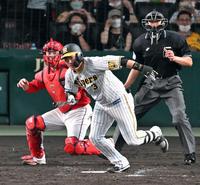 　５回、大山は中前に適時打を放つ（撮影・山口登）