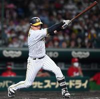 　５回、中前へ適時打を放つ大山（撮影・田中太一）