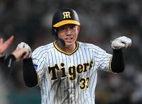 　５回、大山の適時打で生還した糸原はポーズを決める（撮影・田中太一）