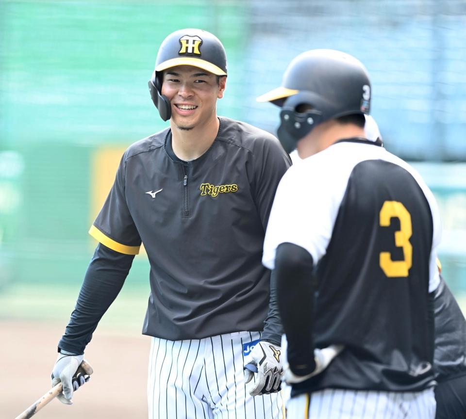 　大山（３）と談笑する佐藤輝（撮影・飯室逸平）