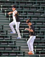 　スタンドでトレーニングする湯浅（上）と岩崎（撮影・山口登）