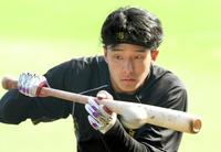 　バントの練習をする小幡（撮影・田中太一）