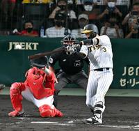 　１回、大山は右前に適時打を放つ（捕手・会沢）＝撮影・山口登