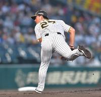 　１回、坂倉の時にフォームを崩して投球する伊藤将（撮影・吉澤敬太）