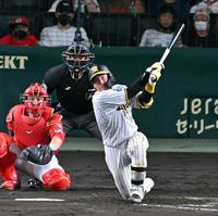 　５回、梅野は右中間に二塁打を放つ（撮影・山口登）