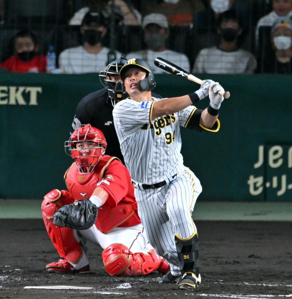 　１回、原口は同点犠飛を放つ（捕手・会沢）＝撮影・山口登