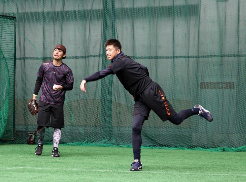 自主トレを行った能見（右）と伊藤将＝１月１４日、阪神タイガース提供