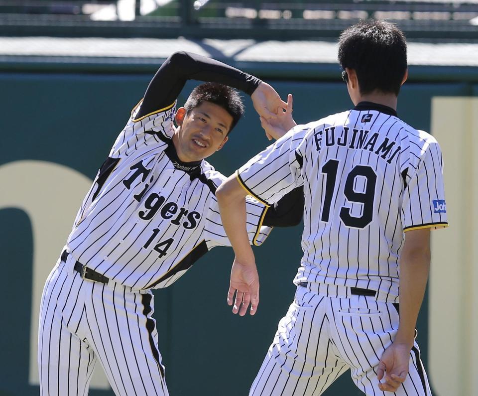 藤浪（右）と談笑する能見＝２０１３年９月、甲子園