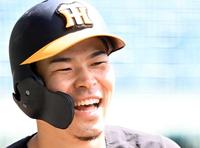 　笑顔を見せる佐藤輝（撮影・飯室逸平）