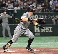 　２回、佐藤輝は右越えに１９号先制ソロを放つ（撮影・佐藤厚）