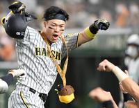 　２回、先制の１９号ソロを放ち、歓喜する佐藤輝（撮影・飯室逸平）