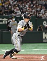 　２回、佐藤輝は右越えに１９号先制ソロを放つ（撮影・佐藤厚）