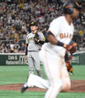 　６回、西勇はポランコ（右）にソロホーマーを打たれる（撮影・佐藤厚）