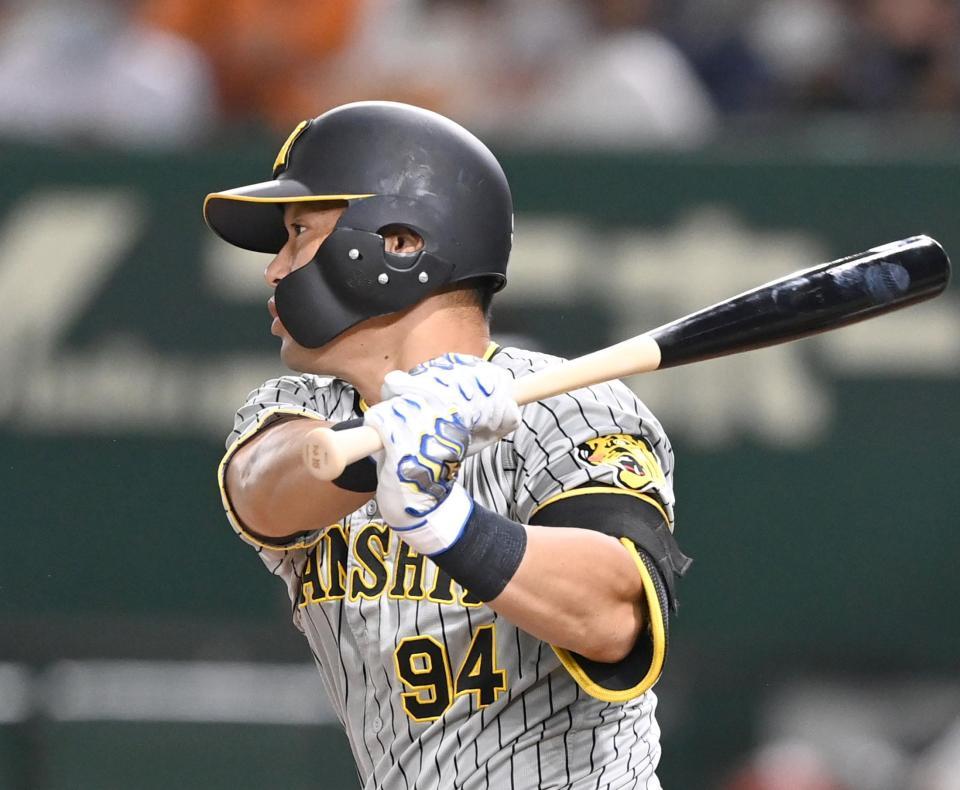 　７回、中前打を放つ原口（撮影・飯室逸平）