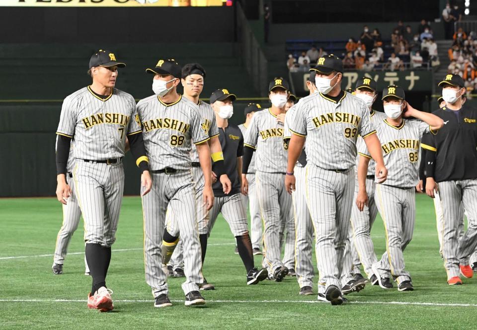 　糸井に声をかける矢野監督（撮影・飯室逸平）