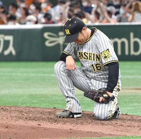 ６回、巨人・中田翔に勝ち越しソロを浴び、マウンドにひざまずく阪神・西勇輝＝東京ドーム（撮影・飯室逸平）