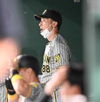 　ベンチから戦況を見守る矢野監督