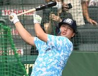 　打撃練習で快音を響かせる村上（撮影・田中太一）