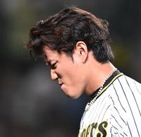 　６回、ヤクルトに先制を許し、悔しさをにじませる藤浪（撮影・飯室逸平）