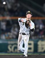 　６回、塩見の遊ゴロをさばくも一塁へ悪送球する中野（撮影・飯室逸平）