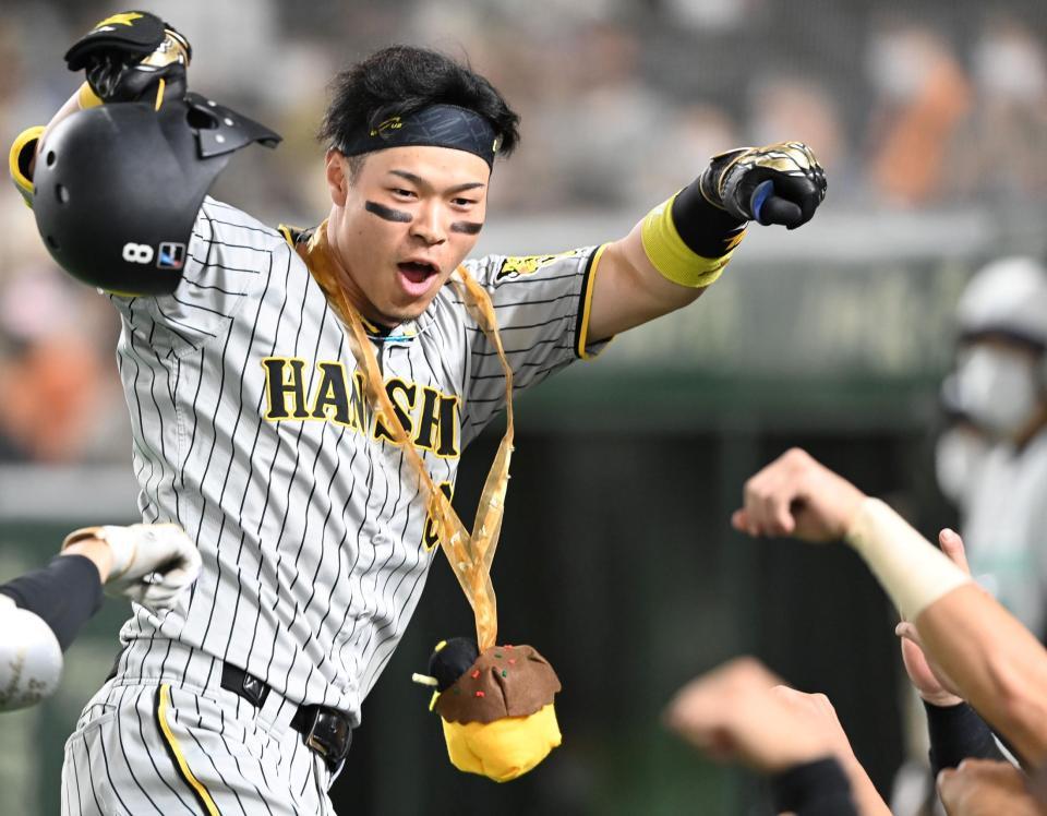 　２回、先制の１９号ソロを放ち、歓喜する佐藤輝（撮影・飯室逸平）