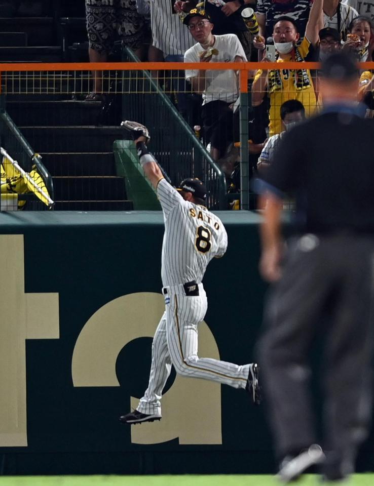 　２回、佐藤輝は村上の飛球を好捕する（撮影・山口登）