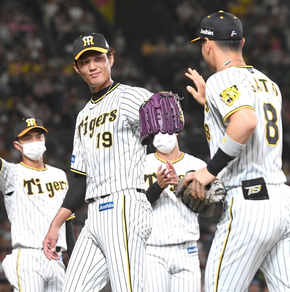 　２回、笑顔で佐藤輝（右）を迎える藤浪（撮影・飯室逸平）