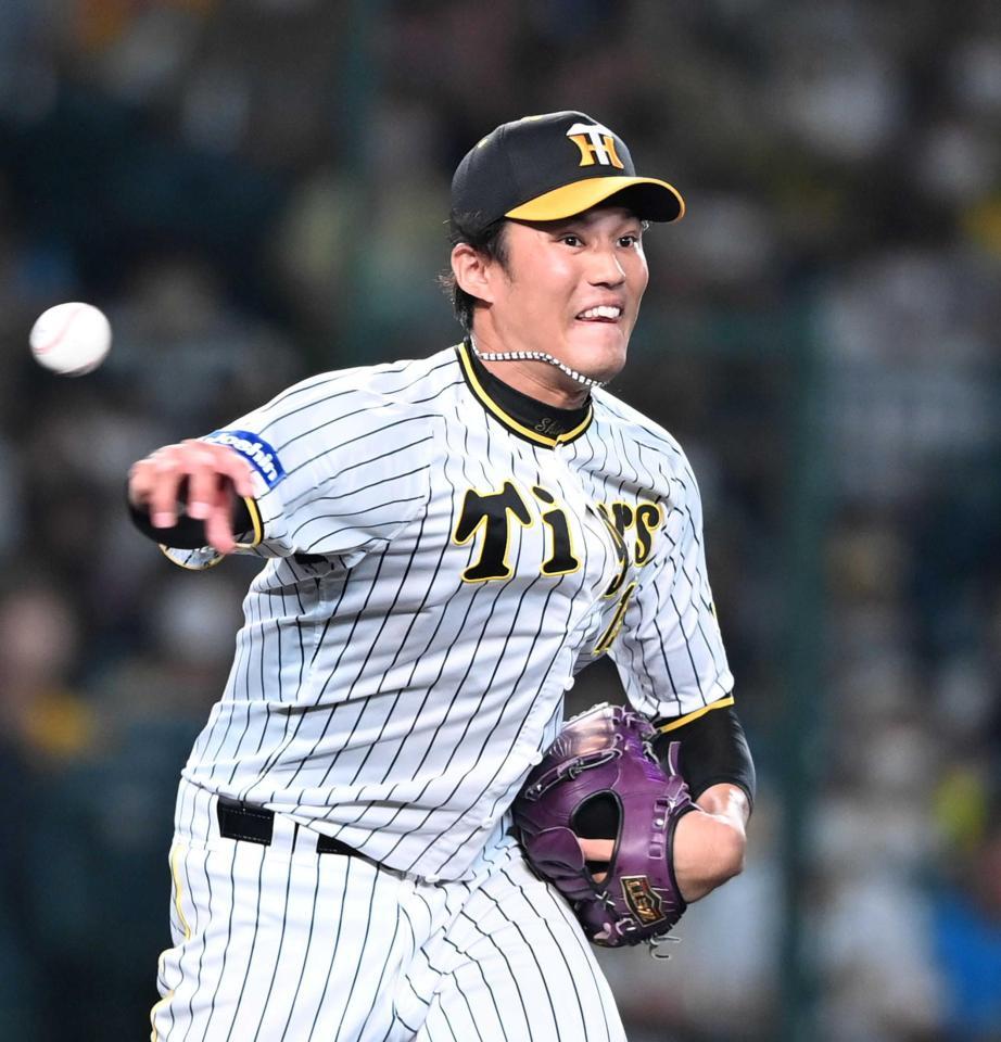 　６回、山崎の打球を処理した藤浪の送球が大きく逸れ、ヤクルトに先制を許す（撮影・飯室逸平）