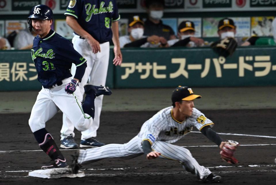 　６回、藤浪の悪送球で出塁する山崎（撮影・田中太一）