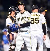 　６回、青柳は勝ち越しを許し降板する（撮影・山口登）