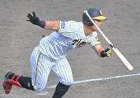 　８回、右前打を放つ前川（撮影・高部洋祐）