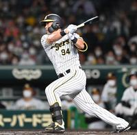 　８回、勝ち越しタイムリーを放つ原口（撮影・飯室逸平）