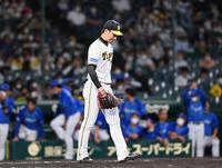 　９回、岩崎は連打を浴び勝ち越される（撮影・山口登）