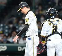 　９回、ＤｅＮＡに勝ち越しを許し、肩を落とす岩崎（撮影・飯室逸平）